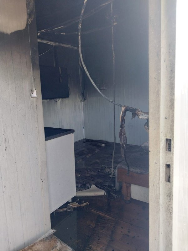 Depremzede ailenin yaşadığı konteyner yanarak kullanılmaz hale geldi