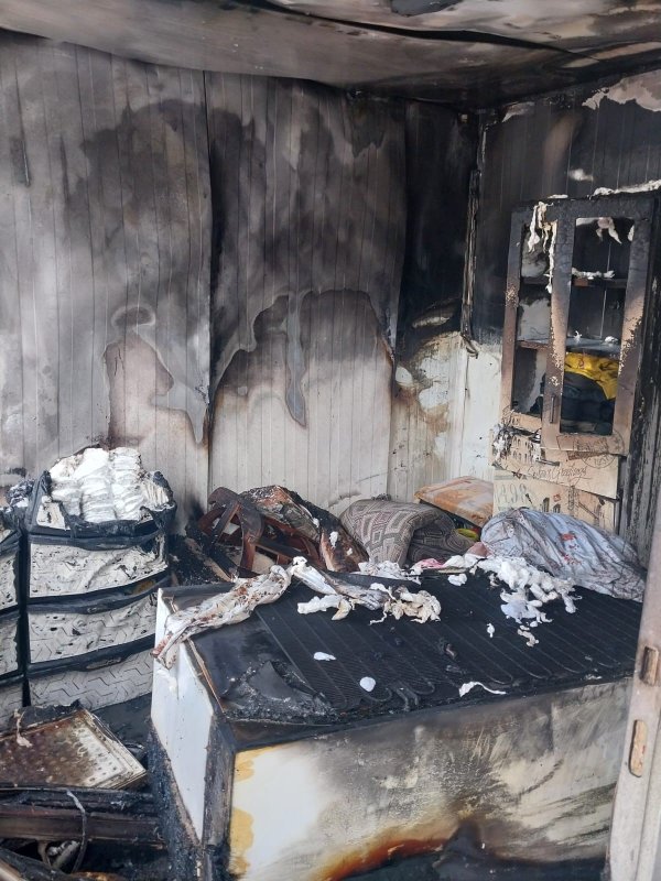 Depremzede ailenin yaşadığı konteyner yanarak kullanılmaz hale geldi