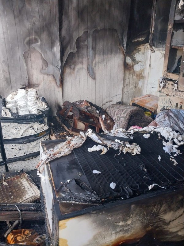 Depremzede ailenin yaşadığı konteyner yanarak kullanılmaz hale geldi