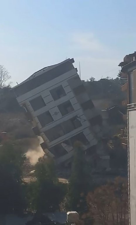 6 katlı binanın maket gibi devrildiği anlar kamerada (Fotoğraflı) Ramazan İlın HATAY (İHA) - Hatay'ın Defne ilçesinde 6 katlı binanın iş makinesinin dokunuşuyla kontrollü olarak yıkıldığı anlar kameraya yansıdı. Kahramanmaraş merkezli depremlerde ağır hasar alan Hatay'da mahkeme süreci sona eren binaların yıkım ve enkaz kaldırma çalışmaları aralıksız sürüyor. Defne ilçesi Çekmece Mahallesi'nde bulunan 6 katlı bina, iş makinesiyle kontrollü olarak yıkıldı. Binanın yıkıldığı anlarsa kameraya yansıdı. 6 katlı binanın yıkımı esnasında herhangi bir olumsuzluk yaşanmadı.