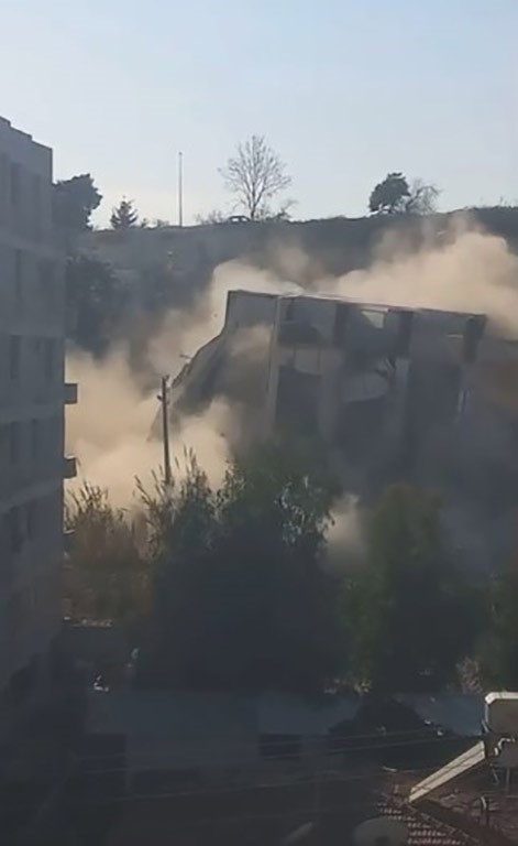 6 katlı binanın maket gibi devrildiği anlar kamerada (Fotoğraflı) Ramazan İlın HATAY (İHA) - Hatay'ın Defne ilçesinde 6 katlı binanın iş makinesinin dokunuşuyla kontrollü olarak yıkıldığı anlar kameraya yansıdı. Kahramanmaraş merkezli depremlerde ağır hasar alan Hatay'da mahkeme süreci sona eren binaların yıkım ve enkaz kaldırma çalışmaları aralıksız sürüyor. Defne ilçesi Çekmece Mahallesi'nde bulunan 6 katlı bina, iş makinesiyle kontrollü olarak yıkıldı. Binanın yıkıldığı anlarsa kameraya yansıdı. 6 katlı binanın yıkımı esnasında herhangi bir olumsuzluk yaşanmadı.