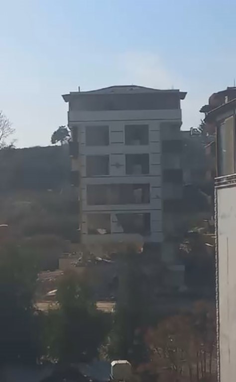 6 katlı binanın maket gibi devrildiği anlar kamerada (Fotoğraflı) Ramazan İlın HATAY (İHA) - Hatay'ın Defne ilçesinde 6 katlı binanın iş makinesinin dokunuşuyla kontrollü olarak yıkıldığı anlar kameraya yansıdı. Kahramanmaraş merkezli depremlerde ağır hasar alan Hatay'da mahkeme süreci sona eren binaların yıkım ve enkaz kaldırma çalışmaları aralıksız sürüyor. Defne ilçesi Çekmece Mahallesi'nde bulunan 6 katlı bina, iş makinesiyle kontrollü olarak yıkıldı. Binanın yıkıldığı anlarsa kameraya yansıdı. 6 katlı binanın yıkımı esnasında herhangi bir olumsuzluk yaşanmadı.
