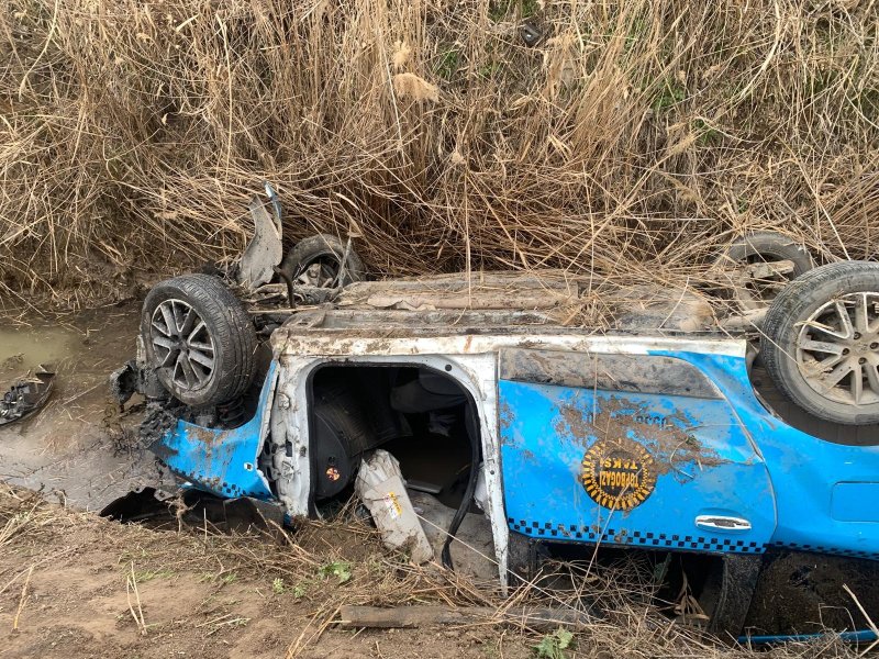 Sulama kanalına devrilen taksinin sürücüsü hayatını kaybetti