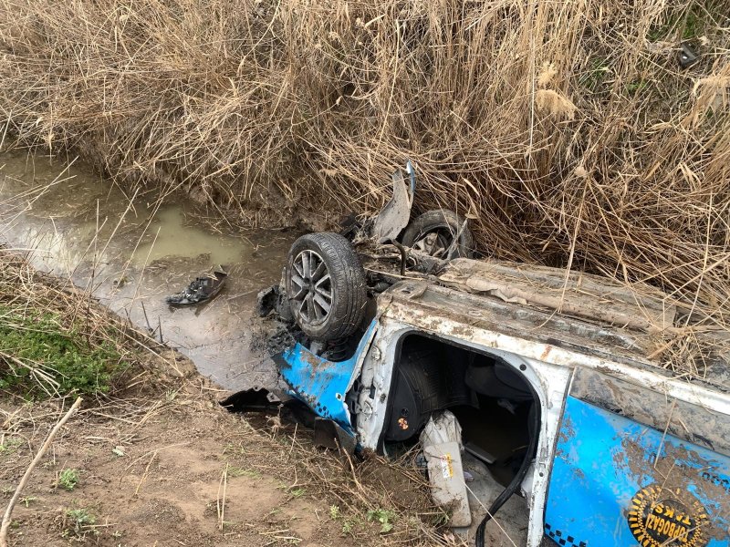 Sulama kanalına devrilen taksinin sürücüsü hayatını kaybetti