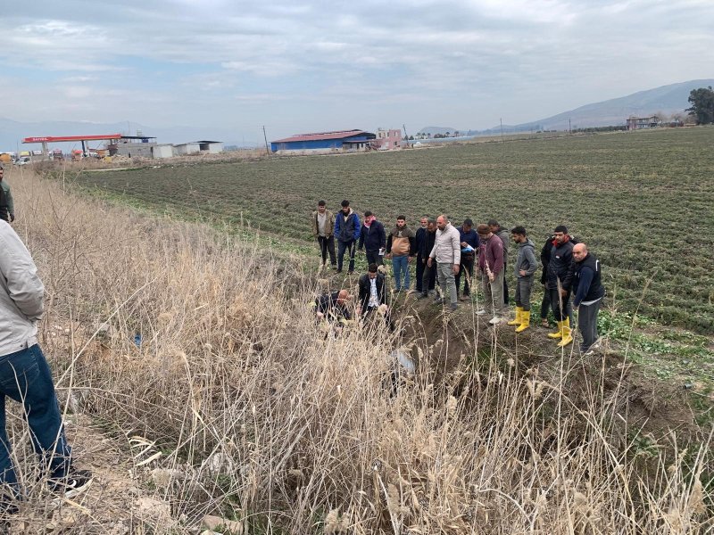 Sulama kanalına devrilen taksinin sürücüsü hayatını kaybetti