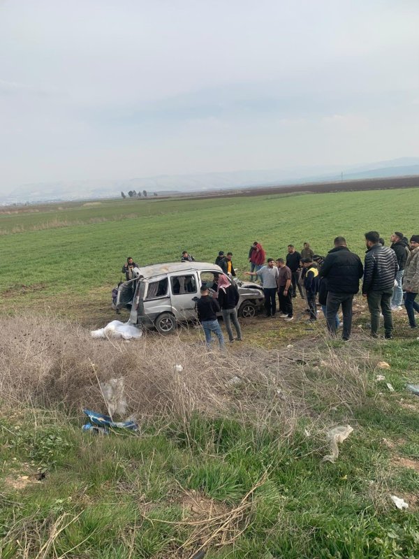 Hatay'da hafif ticari araç tarlaya uçtu: 1'i ağır 3 yaralı (Fotoğraflı) Ahmet Arslan HATAY (İHA) - Hatay'ın Reyhanlı ilçesinde tarlaya uçan Fiat marka hafif ticari araçta bulunan 3 kişi yaralandı. Kaza, Antakya-Reyhanlı yolu Tayfur Sökmen Mahallesi mevkiinde meydana geldi. Trafikte seyreden İ.H. idaresindeki 31 APK 805 plakalı Fiat marka hafif ticari araç, sürücüsünün direksiyon hakimiyetini kaybetmesi sonucu tarlaya uçtu. Kazada sürücü ve araçta bulunan 2 yabancı uyruklu şahıs yaralandı. Kazayı gören vatandaşların 112 Acil Çağrı Merkezi'ne ihbarı üzerine olay yerine jandarma, ambulans ve itfaiye ekipleri sevk edildi. Kısa sürede bölgeye gelen itfaiye ekipleri, araçta sıkışan yaralıları kurtararak sağlık ekiplerine teslim etti. Yapılan ilk müdahalenin ardından hastaneye kaldırılan yaralılardan yabancı uyruklu M.E.'nin durumunun ağır olduğu öğrenildi.