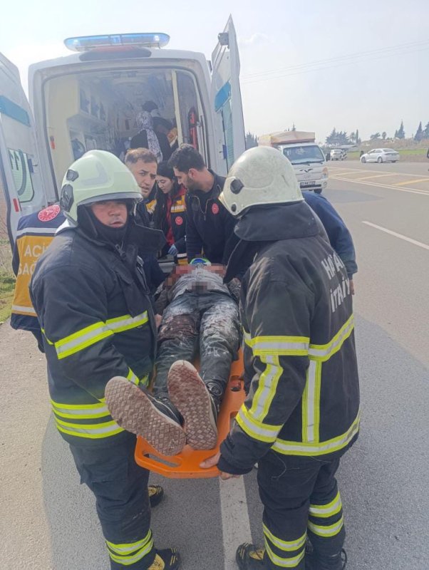 Hatay'da hafif ticari araç tarlaya uçtu: 1'i ağır 3 yaralı (Fotoğraflı) Ahmet Arslan HATAY (İHA) - Hatay'ın Reyhanlı ilçesinde tarlaya uçan Fiat marka hafif ticari araçta bulunan 3 kişi yaralandı. Kaza, Antakya-Reyhanlı yolu Tayfur Sökmen Mahallesi mevkiinde meydana geldi. Trafikte seyreden İ.H. idaresindeki 31 APK 805 plakalı Fiat marka hafif ticari araç, sürücüsünün direksiyon hakimiyetini kaybetmesi sonucu tarlaya uçtu. Kazada sürücü ve araçta bulunan 2 yabancı uyruklu şahıs yaralandı. Kazayı gören vatandaşların 112 Acil Çağrı Merkezi'ne ihbarı üzerine olay yerine jandarma, ambulans ve itfaiye ekipleri sevk edildi. Kısa sürede bölgeye gelen itfaiye ekipleri, araçta sıkışan yaralıları kurtararak sağlık ekiplerine teslim etti. Yapılan ilk müdahalenin ardından hastaneye kaldırılan yaralılardan yabancı uyruklu M.E.'nin durumunun ağır olduğu öğrenildi.