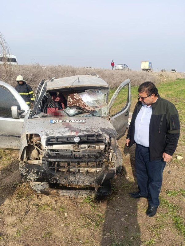 Hatay'da hafif ticari araç tarlaya uçtu: 1'i ağır 3 yaralı (Fotoğraflı) Ahmet Arslan HATAY (İHA) - Hatay'ın Reyhanlı ilçesinde tarlaya uçan Fiat marka hafif ticari araçta bulunan 3 kişi yaralandı. Kaza, Antakya-Reyhanlı yolu Tayfur Sökmen Mahallesi mevkiinde meydana geldi. Trafikte seyreden İ.H. idaresindeki 31 APK 805 plakalı Fiat marka hafif ticari araç, sürücüsünün direksiyon hakimiyetini kaybetmesi sonucu tarlaya uçtu. Kazada sürücü ve araçta bulunan 2 yabancı uyruklu şahıs yaralandı. Kazayı gören vatandaşların 112 Acil Çağrı Merkezi'ne ihbarı üzerine olay yerine jandarma, ambulans ve itfaiye ekipleri sevk edildi. Kısa sürede bölgeye gelen itfaiye ekipleri, araçta sıkışan yaralıları kurtararak sağlık ekiplerine teslim etti. Yapılan ilk müdahalenin ardından hastaneye kaldırılan yaralılardan yabancı uyruklu M.E.'nin durumunun ağır olduğu öğrenildi.