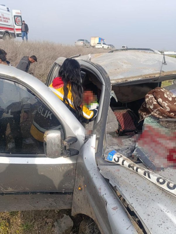 Hatay'da hafif ticari araç tarlaya uçtu: 1'i ağır 3 yaralı (Fotoğraflı) Ahmet Arslan HATAY (İHA) - Hatay'ın Reyhanlı ilçesinde tarlaya uçan Fiat marka hafif ticari araçta bulunan 3 kişi yaralandı. Kaza, Antakya-Reyhanlı yolu Tayfur Sökmen Mahallesi mevkiinde meydana geldi. Trafikte seyreden İ.H. idaresindeki 31 APK 805 plakalı Fiat marka hafif ticari araç, sürücüsünün direksiyon hakimiyetini kaybetmesi sonucu tarlaya uçtu. Kazada sürücü ve araçta bulunan 2 yabancı uyruklu şahıs yaralandı. Kazayı gören vatandaşların 112 Acil Çağrı Merkezi'ne ihbarı üzerine olay yerine jandarma, ambulans ve itfaiye ekipleri sevk edildi. Kısa sürede bölgeye gelen itfaiye ekipleri, araçta sıkışan yaralıları kurtararak sağlık ekiplerine teslim etti. Yapılan ilk müdahalenin ardından hastaneye kaldırılan yaralılardan yabancı uyruklu M.E.'nin durumunun ağır olduğu öğrenildi.