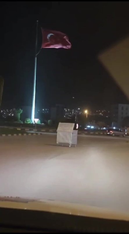 Hatay'da şiddetli fırtına: Ağaç devrildi, çöp konteynerleri yola sürüklendi (Fotoğraflı - Görüntülü) Ogün Aslan HATAY (İHA) - Hatay'ın İskenderun ilçesinde şiddetli fırtına etkisini hissettirirken üzerine ağaç devrilen bir araçta maddi hasar oluştu. Meteorolojinin uyarılarının ardından Hatay'da akşam saatlerinde etkili olan kuvvetli fırtına vatandaşlara zor anlar yaşattı. İskenderun ilçesinde fırtına hayatı olumsuz etkilerken bir otomobilin üzerine ağaç devrildi. Şiddetli fırtına nedeniyle kent genelinde çöp konteynerleri yola sürüklendi, ağaçlar devrildi ve birçok noktada asılan reklam afişleri yırtıldı. Belediye ekipleri devrilen ağaçları kaldırmak için çalışma başlatırken, polis ekipleri kent genelinde güvenlik önlemi aldı. Fırtınanın etkisini sabah saatlerine kadar hissettirmesi bekleniyor.