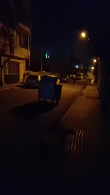 Hatay'da şiddetli fırtına: Ağaç devrildi, çöp konteynerleri yola sürüklendi (Fotoğraflı - Görüntülü) Ogün Aslan HATAY (İHA) - Hatay'ın İskenderun ilçesinde şiddetli fırtına etkisini hissettirirken üzerine ağaç devrilen bir araçta maddi hasar oluştu. Meteorolojinin uyarılarının ardından Hatay'da akşam saatlerinde etkili olan kuvvetli fırtına vatandaşlara zor anlar yaşattı. İskenderun ilçesinde fırtına hayatı olumsuz etkilerken bir otomobilin üzerine ağaç devrildi. Şiddetli fırtına nedeniyle kent genelinde çöp konteynerleri yola sürüklendi, ağaçlar devrildi ve birçok noktada asılan reklam afişleri yırtıldı. Belediye ekipleri devrilen ağaçları kaldırmak için çalışma başlatırken, polis ekipleri kent genelinde güvenlik önlemi aldı. Fırtınanın etkisini sabah saatlerine kadar hissettirmesi bekleniyor.