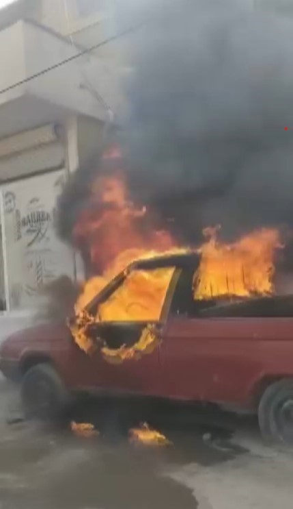 Reyhanlı'da kamyonet alevlere teslim oldu (Fotoğraflı) Ahmet Arslan HATAY (İHA) - Hatay'ın Reyhanlı ilçesinde park halindeki kamyonet alevlere teslim oldu. Reyhanlı ilçesi Kurtuluş Mahallesi'nde park halindeki kamyonet, bilinmeyen nedenle alev aldı. Yangını gören çevredeki vatandaşlar durumu 112 Acil Çağrı Merkezi'ne bildirdi. Kısa sürede bölgeye gelen itfaiye ekipleri, yangına müdahale ederek söndürdü. Tamamen yanan kamyonet kullanılamaz hale geldi.
