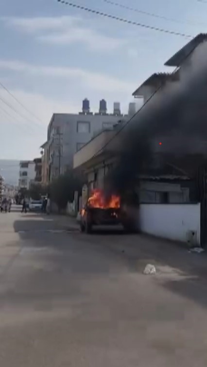 Reyhanlı'da kamyonet alevlere teslim oldu (Fotoğraflı) Ahmet Arslan HATAY (İHA) - Hatay'ın Reyhanlı ilçesinde park halindeki kamyonet alevlere teslim oldu. Reyhanlı ilçesi Kurtuluş Mahallesi'nde park halindeki kamyonet, bilinmeyen nedenle alev aldı. Yangını gören çevredeki vatandaşlar durumu 112 Acil Çağrı Merkezi'ne bildirdi. Kısa sürede bölgeye gelen itfaiye ekipleri, yangına müdahale ederek söndürdü. Tamamen yanan kamyonet kullanılamaz hale geldi.