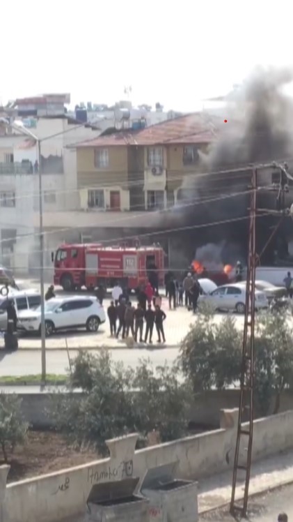 Reyhanlı'da kamyonet alevlere teslim oldu (Fotoğraflı) Ahmet Arslan HATAY (İHA) - Hatay'ın Reyhanlı ilçesinde park halindeki kamyonet alevlere teslim oldu. Reyhanlı ilçesi Kurtuluş Mahallesi'nde park halindeki kamyonet, bilinmeyen nedenle alev aldı. Yangını gören çevredeki vatandaşlar durumu 112 Acil Çağrı Merkezi'ne bildirdi. Kısa sürede bölgeye gelen itfaiye ekipleri, yangına müdahale ederek söndürdü. Tamamen yanan kamyonet kullanılamaz hale geldi.
