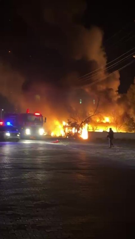 Elektrik telinden çıkan kıvılcım evi küle çevirdi - Mehmet Ali Savaş: - "Elektrik tellerinden çıkan kıvılcımdan otluk alan alev aldı ve meskene sıçradı. Orası da kullanılmaz hale geldi" (Fotoğraflı) Ogün Aslan HATAY (İHA) - Hatay'ın Arsuz ilçesinde yaşanan fırtınada elektrik telinden çıkan kıvılcımın otluk alanı tutuşturmasıyla yangın çıktı. Alevlerin sıçradığı depo olarak kullanılan ev yanarak kullanılamaz hale geldi. Hatay’da etkili olan kuvvetli fırtınada iddiaya göre, Arsuz ilçesine bağlı Çetellik Mahallesi'nde elektrik tellerinden çıkan kıvılcımın otluk alanı tutuşturmasıyla yangın çıktı. Yangın bir eve sıçrarken, yangını fark eden vatandaşlar durumu itfaiyeye bildirdi. Olay yerine intikal eden itfaiye ekipleri, yangını kısa sürede kontrol altına aldı. Yangında yaralanma ve can kaybı yaşanmazken, depo olarak kullanılan evin bazı bölümlerinde hasar meydana geldi. Evin alevlere telsim olduğu anlar ise cep telefonu ile kayıt altına alındı. "Elektrik tellerinden çıkan kıvılcımdan otluk alan alev aldı ve meskene sıçradı" 20 yaşındaki Mehmet Ali Savaş, "Arsuz'da çok fazla rüzgar vardı ve fırtına etkisini hissettirdi. Hatta İskenderun taraflarında ağaçlar falan devrilmişti. Hemen az ileride elektrik telleri birbirine çarpmış, işte bayağı bir kıvılcım çıkmış. Bütün her tarafı aleve verdi, burası bir anda duman altı oldu. Yangını görenler hemen itfaiyeyi aradı, geldiler ve yangını söndürdüler. Elektrik tellerinden çıkan kıvılcımdan otluk alan alev aldı ve meskene sıçradı. Orası da kullanılmaz hale geldi" şeklinde konuştu.