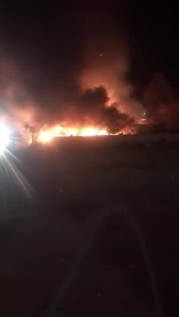 Elektrik telinden çıkan kıvılcım evi küle çevirdi - Mehmet Ali Savaş: - "Elektrik tellerinden çıkan kıvılcımdan otluk alan alev aldı ve meskene sıçradı. Orası da kullanılmaz hale geldi" (Fotoğraflı) Ogün Aslan HATAY (İHA) - Hatay'ın Arsuz ilçesinde yaşanan fırtınada elektrik telinden çıkan kıvılcımın otluk alanı tutuşturmasıyla yangın çıktı. Alevlerin sıçradığı depo olarak kullanılan ev yanarak kullanılamaz hale geldi. Hatay’da etkili olan kuvvetli fırtınada iddiaya göre, Arsuz ilçesine bağlı Çetellik Mahallesi'nde elektrik tellerinden çıkan kıvılcımın otluk alanı tutuşturmasıyla yangın çıktı. Yangın bir eve sıçrarken, yangını fark eden vatandaşlar durumu itfaiyeye bildirdi. Olay yerine intikal eden itfaiye ekipleri, yangını kısa sürede kontrol altına aldı. Yangında yaralanma ve can kaybı yaşanmazken, depo olarak kullanılan evin bazı bölümlerinde hasar meydana geldi. Evin alevlere telsim olduğu anlar ise cep telefonu ile kayıt altına alındı. "Elektrik tellerinden çıkan kıvılcımdan otluk alan alev aldı ve meskene sıçradı" 20 yaşındaki Mehmet Ali Savaş, "Arsuz'da çok fazla rüzgar vardı ve fırtına etkisini hissettirdi. Hatta İskenderun taraflarında ağaçlar falan devrilmişti. Hemen az ileride elektrik telleri birbirine çarpmış, işte bayağı bir kıvılcım çıkmış. Bütün her tarafı aleve verdi, burası bir anda duman altı oldu. Yangını görenler hemen itfaiyeyi aradı, geldiler ve yangını söndürdüler. Elektrik tellerinden çıkan kıvılcımdan otluk alan alev aldı ve meskene sıçradı. Orası da kullanılmaz hale geldi" şeklinde konuştu.