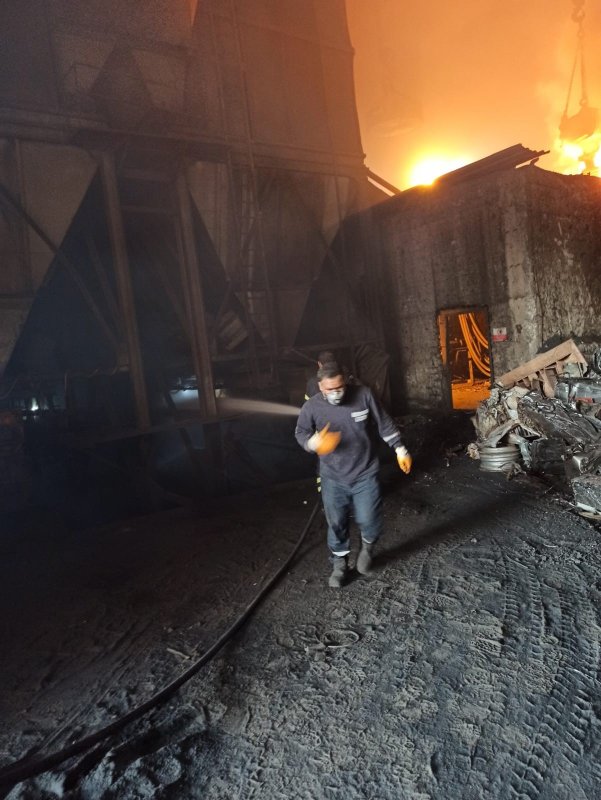 Payas’ta korkutan yangın (Fotoğraflı) Ferit Savaş HATAY (İHA) - Hatay’da bir fabrikanın çelikhane bölümünde çıkan yangın itfaiye ekipleri tarafından söndürüldü. Yangın, Payas ilçesi Organize Sanayi Bölgesi’nde bulunan bir fabrikada yaşandı. Fabrikanın çelikhane bölümünde çıkan yangının fark edilmesi üzerine bölgeye itfaiye ekipleri sevk edildi. Alevler, itfaiye ekiplerinin hızlı müdahalesiyle diğer iş yerlerine sirayet etmeden kısa sürede kontrol altına alındı.