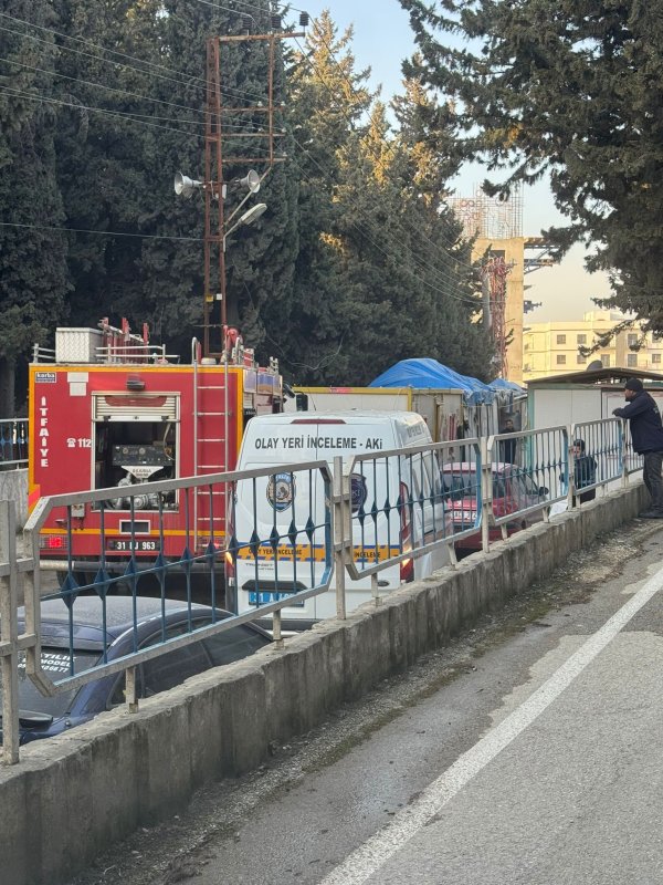 İşçilerin kaldığı konteyner yandı: 1 ölü, 1 ağır yaralı (Fotoğraflı) Veysel Korkmaz HATAY (İHA) - Hatay'da inşaat işçilerinin kaldığı konteynerde yaşanan yangında 1 kişi öldü, 1 kişi ağır yaralandı. Yangın, Antakya ilçesi Emek Mahallesi mevkiinde yaşandı. Bölgede bulunan şantiye alanında konaklayan işçilerin kaldığı konteyner yatakhane yandı. Yangında konteynerde kalan İbrahim Yaşar isimli işçi öldü, 1 işçi ağır yaralandı. Yangın, itfaiye ekiplerinin hızlı müdahalesiyle çevrede bulunan konteynerlere sıçramadan söndürüldü. Yaralı şahsın hayati tehlikesinin devam ettiği ve tedavi altında olduğu öğrenildi. Polis ekiplerinin yangınla ilgili başlattığı incelemenin devam ettiği öğrenildi.