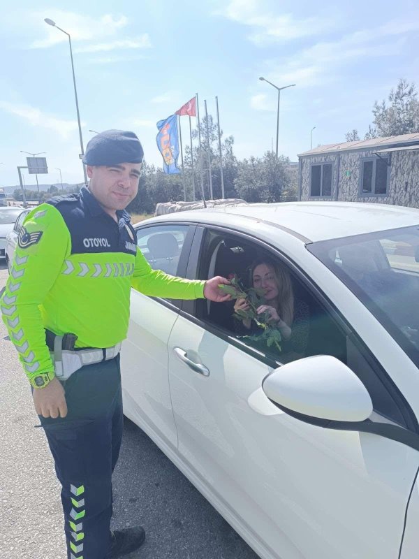 8 Mart Dünya Kadınlar Günü’nde jandarmadan kadınlara jest (Fotoğraflı) Ferit Savaş HATAY (İHA) - Hatay İl Jandarma Komutanlığı ekipleri, kadın sürücülere gül dağıtırarak 8 Mart Dünya Kadınlar Günü'nü kutladı. Hatay İl Jandarma Komutanlığı ekipleri, 8 Mart Dünya Kadınlar Günü dolayısıyla kadın sürücülere gül dağıttı. Jandarma ekipleri; Erzin, Dörtyol ve Payas ilçelerindeki farklı uygulama noktalarında geçen araçları durdu. 8 Mart Dünya Kadınlar Günü dolayısıyla kolluk kuvvetleri, kadın sürücülerine gül dağıttı. Kadınların özel gününü kutlamak için yapılan anlamlı etkinlik, kadın sürücüleri tarafından memnuniyetle karşılandı.