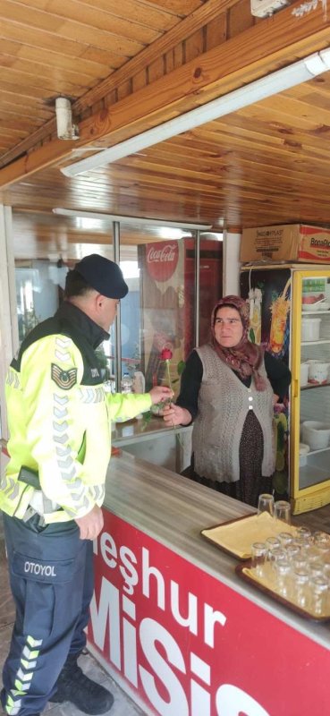 8 Mart Dünya Kadınlar Günü’nde jandarmadan kadınlara jest (Fotoğraflı) Ferit Savaş HATAY (İHA) - Hatay İl Jandarma Komutanlığı ekipleri, kadın sürücülere gül dağıtırarak 8 Mart Dünya Kadınlar Günü'nü kutladı. Hatay İl Jandarma Komutanlığı ekipleri, 8 Mart Dünya Kadınlar Günü dolayısıyla kadın sürücülere gül dağıttı. Jandarma ekipleri; Erzin, Dörtyol ve Payas ilçelerindeki farklı uygulama noktalarında geçen araçları durdu. 8 Mart Dünya Kadınlar Günü dolayısıyla kolluk kuvvetleri, kadın sürücülerine gül dağıttı. Kadınların özel gününü kutlamak için yapılan anlamlı etkinlik, kadın sürücüleri tarafından memnuniyetle karşılandı.