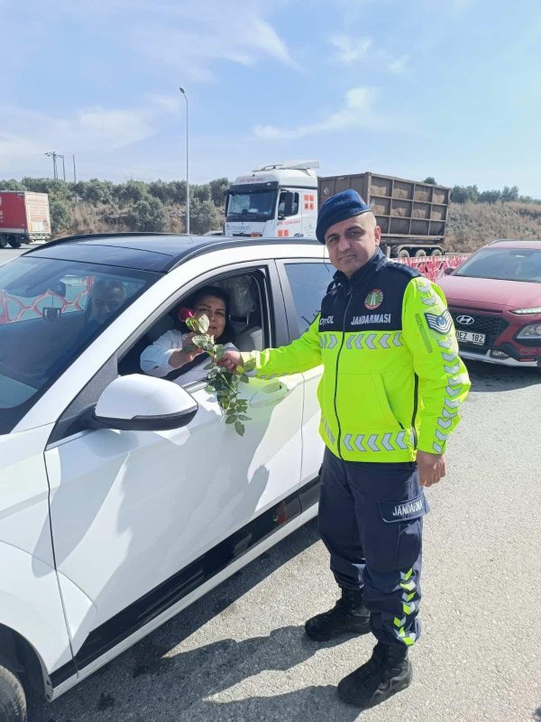 8 Mart Dünya Kadınlar Günü’nde jandarmadan kadınlara jest (Fotoğraflı) Ferit Savaş HATAY (İHA) - Hatay İl Jandarma Komutanlığı ekipleri, kadın sürücülere gül dağıtırarak 8 Mart Dünya Kadınlar Günü'nü kutladı. Hatay İl Jandarma Komutanlığı ekipleri, 8 Mart Dünya Kadınlar Günü dolayısıyla kadın sürücülere gül dağıttı. Jandarma ekipleri; Erzin, Dörtyol ve Payas ilçelerindeki farklı uygulama noktalarında geçen araçları durdu. 8 Mart Dünya Kadınlar Günü dolayısıyla kolluk kuvvetleri, kadın sürücülerine gül dağıttı. Kadınların özel gününü kutlamak için yapılan anlamlı etkinlik, kadın sürücüleri tarafından memnuniyetle karşılandı.