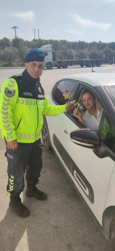 8 Mart Dünya Kadınlar Günü’nde jandarmadan kadınlara jest (Fotoğraflı) Ferit Savaş HATAY (İHA) - Hatay İl Jandarma Komutanlığı ekipleri, kadın sürücülere gül dağıtırarak 8 Mart Dünya Kadınlar Günü'nü kutladı. Hatay İl Jandarma Komutanlığı ekipleri, 8 Mart Dünya Kadınlar Günü dolayısıyla kadın sürücülere gül dağıttı. Jandarma ekipleri; Erzin, Dörtyol ve Payas ilçelerindeki farklı uygulama noktalarında geçen araçları durdu. 8 Mart Dünya Kadınlar Günü dolayısıyla kolluk kuvvetleri, kadın sürücülerine gül dağıttı. Kadınların özel gününü kutlamak için yapılan anlamlı etkinlik, kadın sürücüleri tarafından memnuniyetle karşılandı.