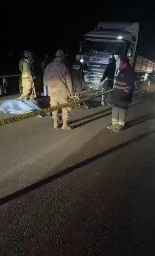 Tırla çarpışan motosikletteki 2 genç hayatını kaybetti (Fotoğraflı - Görüntülü) İsmet Biçen HATAY (İHA) - Hatay’da tırla çarpışan motosikletteki 2 genç hayatını kaybetti. Kaza, Kırıkhan ilçesi Ilıkpınar Mahallesi mevkiinde yaşandı. Aynı istikamette ilerleyen tır ile motosikletin çarpıştığı kazada motosiklette bulunan 19 yaşındaki Atilla Kafas ve 18 yaşındaki Halit Helvacı hayatını kaybetti. Kazada vefat eden 2 gencin cesedi olay yerine gelen cenaze aracıyla morga kaldırıldı. Jandarma ekipleri kazayla ilgili inceleme başlattı.