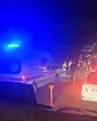 Tırla çarpışan motosikletteki 2 genç hayatını kaybetti (Fotoğraflı - Görüntülü) İsmet Biçen HATAY (İHA) - Hatay’da tırla çarpışan motosikletteki 2 genç hayatını kaybetti. Kaza, Kırıkhan ilçesi Ilıkpınar Mahallesi mevkiinde yaşandı. Aynı istikamette ilerleyen tır ile motosikletin çarpıştığı kazada motosiklette bulunan 19 yaşındaki Atilla Kafas ve 18 yaşındaki Halit Helvacı hayatını kaybetti. Kazada vefat eden 2 gencin cesedi olay yerine gelen cenaze aracıyla morga kaldırıldı. Jandarma ekipleri kazayla ilgili inceleme başlattı.