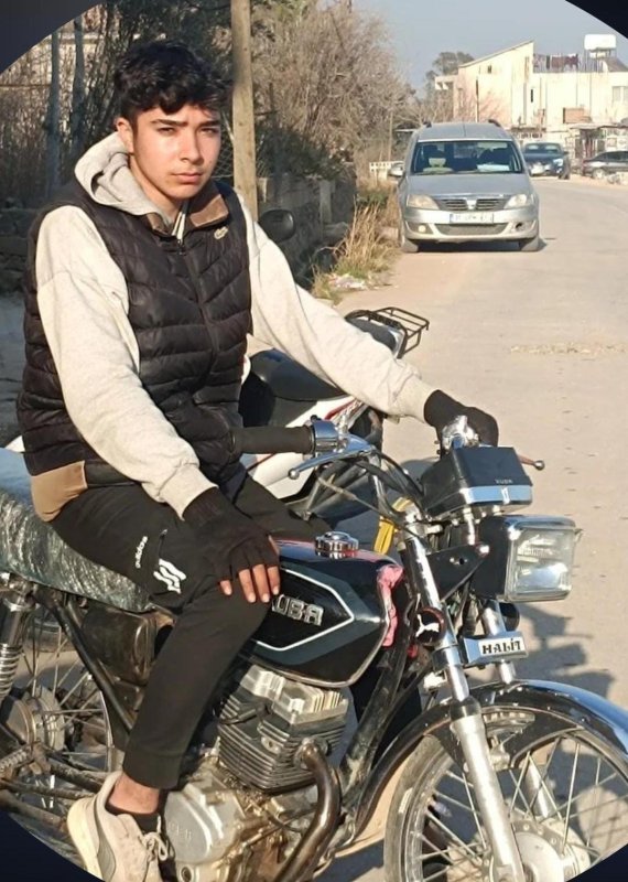 Tırla çarpışan motosikletteki 2 genç hayatını kaybetti (Fotoğraflı - Görüntülü) İsmet Biçen HATAY (İHA) - Hatay’da tırla çarpışan motosikletteki 2 genç hayatını kaybetti. Kaza, Kırıkhan ilçesi Ilıkpınar Mahallesi mevkiinde yaşandı. Aynı istikamette ilerleyen tır ile motosikletin çarpıştığı kazada motosiklette bulunan 19 yaşındaki Atilla Kafas ve 18 yaşındaki Halit Helvacı hayatını kaybetti. Kazada vefat eden 2 gencin cesedi olay yerine gelen cenaze aracıyla morga kaldırıldı. Jandarma ekipleri kazayla ilgili inceleme başlattı.