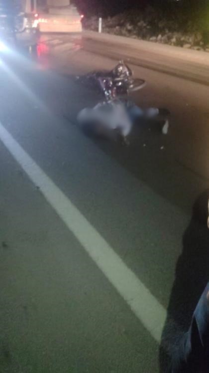 Tırla çarpışan motosikletteki 2 genç hayatını kaybetti (Fotoğraflı - Görüntülü) İsmet Biçen HATAY (İHA) - Hatay’da tırla çarpışan motosikletteki 2 genç hayatını kaybetti. Kaza, Kırıkhan ilçesi Ilıkpınar Mahallesi mevkiinde yaşandı. Aynı istikamette ilerleyen tır ile motosikletin çarpıştığı kazada motosiklette bulunan 19 yaşındaki Atilla Kafas ve 18 yaşındaki Halit Helvacı hayatını kaybetti. Kazada vefat eden 2 gencin cesedi olay yerine gelen cenaze aracıyla morga kaldırıldı. Jandarma ekipleri kazayla ilgili inceleme başlattı.