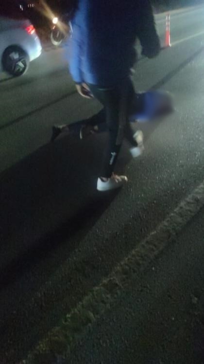 Tırla çarpışan motosikletteki 2 genç hayatını kaybetti (Fotoğraflı - Görüntülü) İsmet Biçen HATAY (İHA) - Hatay’da tırla çarpışan motosikletteki 2 genç hayatını kaybetti. Kaza, Kırıkhan ilçesi Ilıkpınar Mahallesi mevkiinde yaşandı. Aynı istikamette ilerleyen tır ile motosikletin çarpıştığı kazada motosiklette bulunan 19 yaşındaki Atilla Kafas ve 18 yaşındaki Halit Helvacı hayatını kaybetti. Kazada vefat eden 2 gencin cesedi olay yerine gelen cenaze aracıyla morga kaldırıldı. Jandarma ekipleri kazayla ilgili inceleme başlattı.