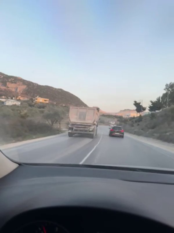 120 ile otomobil sollayan hafriyat kamyonu kamerada (Fotoğraflı) Ferit Savaş HATAY (İHA) - Hatay’da 120 kilometre hıza ulaşarak otomobil sollayan hafriyat kamyonunun trafiği tehlikeye soktuğu anlar kameraya yansıdı. Trafiğin yer yer tek şeritten ilerlediği Antakya - Altınözü yolu Kuruyer Mahallesi mevkiinde bir hafriyat kamyonu sürücüsü kazaya davetiye çıkardı. Trafik güvenliğini hiçe sayan ve 120 kilometre hıza ulaşan kamyon sürücüsü, aracıyla otomobil solladı. Arkadan kendisini takip eden otomobil sürücüsü tarafından kayıt altına alınan görüntüler hayrete düşürdü.
