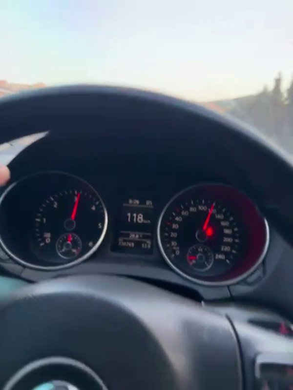 120 ile otomobil sollayan hafriyat kamyonu kamerada (Fotoğraflı) Ferit Savaş HATAY (İHA) - Hatay’da 120 kilometre hıza ulaşarak otomobil sollayan hafriyat kamyonunun trafiği tehlikeye soktuğu anlar kameraya yansıdı. Trafiğin yer yer tek şeritten ilerlediği Antakya - Altınözü yolu Kuruyer Mahallesi mevkiinde bir hafriyat kamyonu sürücüsü kazaya davetiye çıkardı. Trafik güvenliğini hiçe sayan ve 120 kilometre hıza ulaşan kamyon sürücüsü, aracıyla otomobil solladı. Arkadan kendisini takip eden otomobil sürücüsü tarafından kayıt altına alınan görüntüler hayrete düşürdü.