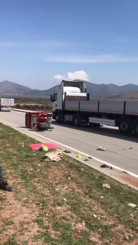 Motosikletle, otomobil çarpıştı: 1 ölü, 1 ağır yaralı (Fotoğraflı) Yakup Söylemez HATAY (İHA) - Hatay’da motosikletle otomobilin çarpıştığı kazada 1 kişi öldü, 1 kişi yaralandı. Kaza, Gaziantep - Hatay karayolu Hassa ilçesi Yolçatı kavşağında yaşandı. 31 AOE 487 plakalı otomobil kavşakta, 01 ARP 833 plakalı motosikletle çarpıştı. Kazada motosiklette bulunan 2 kişi ağır yaralandı. Yaralılar olay yerine gelen ambulansla hastaneye kaldırıldı. Kazada ağır yaralanan Ali Döner hastanede yapılan tüm müdahalelere rağmen kurtarılamayarak öldü. Yaralı F.A. isimli kadının tedavisinin devam ettiği öğrenildi. Jandarma ekipleri kazayla ilgili inceleme başlattı.