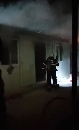 Depremzede ailenin yaşadığı konteynerde yangın (Fotoğraflı - Görüntülü) Ramazan İlın HATAY (İHA) - Hatay’da depremzede ailenin yaşadığı konteyner yanarak kullanılamaz hale geldi. Yangında yaralanma ve can kaybı yaşanmadı. Yangın, Defne ilçesi Çekmece Mahallesi’nde bulunan konteyner kentte yaşandı. Depremzede ailenin yaşadığı konteynerde yangın çıktı. Yangını gören vatandaşların durumu 112 Acil Çağrı Merkezi’ne bildirilmesi üzerine olay yerine itfaiye ekipleri sevk edildi. İhbar üzerine olay yerine gelen itfaiye ekipleri, yangına müdahale ederek söndürdü. Çıkan yangından dolayı konteyner kullanılamaz hale geldi.