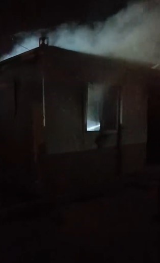 Depremzede ailenin yaşadığı konteynerde yangın (Fotoğraflı - Görüntülü) Ramazan İlın HATAY (İHA) - Hatay’da depremzede ailenin yaşadığı konteyner yanarak kullanılamaz hale geldi. Yangında yaralanma ve can kaybı yaşanmadı. Yangın, Defne ilçesi Çekmece Mahallesi’nde bulunan konteyner kentte yaşandı. Depremzede ailenin yaşadığı konteynerde yangın çıktı. Yangını gören vatandaşların durumu 112 Acil Çağrı Merkezi’ne bildirilmesi üzerine olay yerine itfaiye ekipleri sevk edildi. İhbar üzerine olay yerine gelen itfaiye ekipleri, yangına müdahale ederek söndürdü. Çıkan yangından dolayı konteyner kullanılamaz hale geldi.