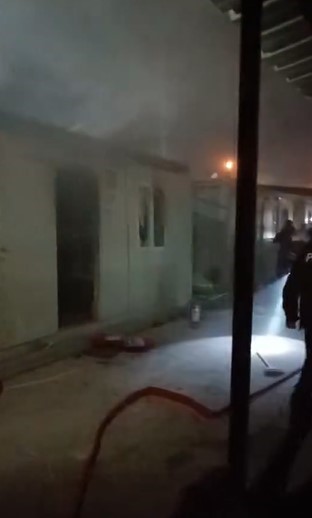 Depremzede ailenin yaşadığı konteynerde yangın (Fotoğraflı - Görüntülü) Ramazan İlın HATAY (İHA) - Hatay’da depremzede ailenin yaşadığı konteyner yanarak kullanılamaz hale geldi. Yangında yaralanma ve can kaybı yaşanmadı. Yangın, Defne ilçesi Çekmece Mahallesi’nde bulunan konteyner kentte yaşandı. Depremzede ailenin yaşadığı konteynerde yangın çıktı. Yangını gören vatandaşların durumu 112 Acil Çağrı Merkezi’ne bildirilmesi üzerine olay yerine itfaiye ekipleri sevk edildi. İhbar üzerine olay yerine gelen itfaiye ekipleri, yangına müdahale ederek söndürdü. Çıkan yangından dolayı konteyner kullanılamaz hale geldi.