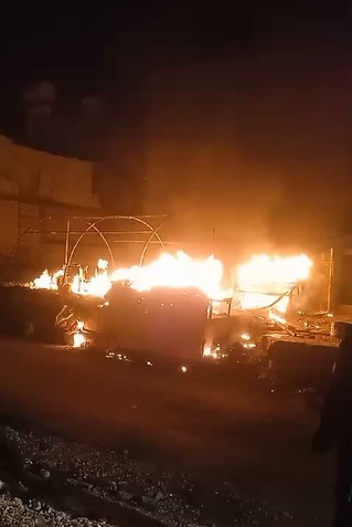 Kümes olarak kullanılan çadır alevlere teslim oldu (Fotoğraflı - Görüntülü) Ramazan İlın HATAY (İHA) - Hatay'ın Antakya ilçesinde kümes olarak kullanılan çadır alevlere teslim oldu. Yangın, Antakya ilçesi Kantara Mahallesi'nde yaşandı. Mahallede kümes olarak kullanılan çadırda yangın çıktı. Çadırın yandığını gören vatandaşlar durumu 112 Acil Çağrı Merkezi'ne bildirilmesi üzerine olay yerine itfaiye ekipleri sevk edildi. Kısa sürede bölgeye gelen itfaiye ekipleri, yangına müdahale ederek söndürdü. Çıkan yangında çadır kullanılamaz hale geldi.