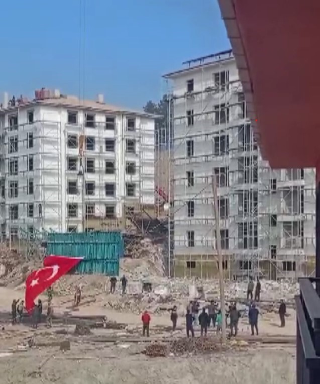 Deprem konutlarında iş bitimini davul zurnayla kutladılar (Fotoğraflı) İsmet Biçen HATAY (İHA) - Hatay'da deprem konutlarının inşasında çalışan işçiler, tünel kalıp işleminin sorunsuz bitmesini davul zurna çaldırıp, halay çekerek kutladılar. Kahramanmaraş merkezli depremlerde en çok hasar alan Hatay'da, binlerce bina yıkılırken yaklaşık 25 bin insan hayatını kaybetti. Asrın felaketi olarak nitelendirilen depremin ardından Çevre, Şehircilik ve İklim Değişikliği Bakanlığı önderliğinde Hatay Valiliği koordinesinde kentin her yerinde yeni binalar yükselmeye devam ediyor. Depremin en çok hasar verdiği ilçelerden biri olan Kırıkhan'da yerle bir olan binaların yerine deprem konutları yükselmeye devam ediyor. Bahçelievler Mahallesi'nde yapımı devam eden deprem konutlarının bir bloğunda tünel kalıp işlemini tamamlayan işçiler, davul zurna eşliğinde kutlama yaptılar. Mesai bitiminde bir alanda toplanan işçilerin davul zurna eşliğinde halay çekerek doyasıya eğlendikleri anlar bir vatandaşın cep telefonu kamerasına yansıdı.