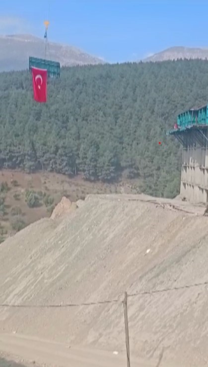 Deprem konutlarında iş bitimini davul zurnayla kutladılar (Fotoğraflı) İsmet Biçen HATAY (İHA) - Hatay'da deprem konutlarının inşasında çalışan işçiler, tünel kalıp işleminin sorunsuz bitmesini davul zurna çaldırıp, halay çekerek kutladılar. Kahramanmaraş merkezli depremlerde en çok hasar alan Hatay'da, binlerce bina yıkılırken yaklaşık 25 bin insan hayatını kaybetti. Asrın felaketi olarak nitelendirilen depremin ardından Çevre, Şehircilik ve İklim Değişikliği Bakanlığı önderliğinde Hatay Valiliği koordinesinde kentin her yerinde yeni binalar yükselmeye devam ediyor. Depremin en çok hasar verdiği ilçelerden biri olan Kırıkhan'da yerle bir olan binaların yerine deprem konutları yükselmeye devam ediyor. Bahçelievler Mahallesi'nde yapımı devam eden deprem konutlarının bir bloğunda tünel kalıp işlemini tamamlayan işçiler, davul zurna eşliğinde kutlama yaptılar. Mesai bitiminde bir alanda toplanan işçilerin davul zurna eşliğinde halay çekerek doyasıya eğlendikleri anlar bir vatandaşın cep telefonu kamerasına yansıdı.