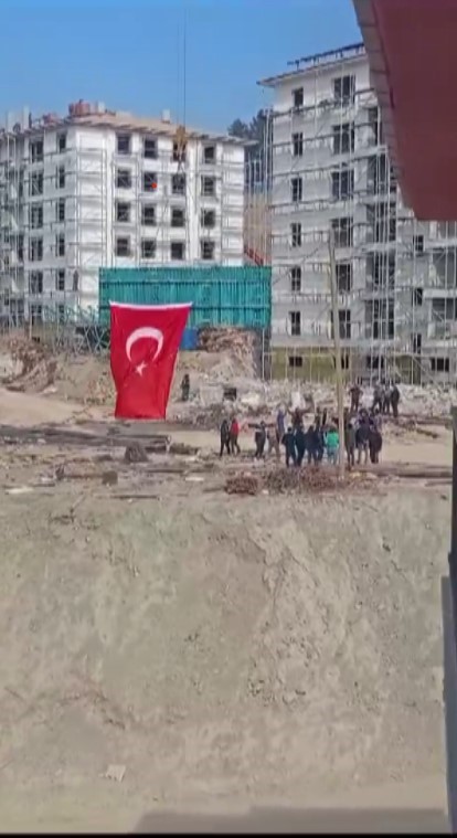 Deprem konutlarında iş bitimini davul zurnayla kutladılar (Fotoğraflı) İsmet Biçen HATAY (İHA) - Hatay'da deprem konutlarının inşasında çalışan işçiler, tünel kalıp işleminin sorunsuz bitmesini davul zurna çaldırıp, halay çekerek kutladılar. Kahramanmaraş merkezli depremlerde en çok hasar alan Hatay'da, binlerce bina yıkılırken yaklaşık 25 bin insan hayatını kaybetti. Asrın felaketi olarak nitelendirilen depremin ardından Çevre, Şehircilik ve İklim Değişikliği Bakanlığı önderliğinde Hatay Valiliği koordinesinde kentin her yerinde yeni binalar yükselmeye devam ediyor. Depremin en çok hasar verdiği ilçelerden biri olan Kırıkhan'da yerle bir olan binaların yerine deprem konutları yükselmeye devam ediyor. Bahçelievler Mahallesi'nde yapımı devam eden deprem konutlarının bir bloğunda tünel kalıp işlemini tamamlayan işçiler, davul zurna eşliğinde kutlama yaptılar. Mesai bitiminde bir alanda toplanan işçilerin davul zurna eşliğinde halay çekerek doyasıya eğlendikleri anlar bir vatandaşın cep telefonu kamerasına yansıdı.