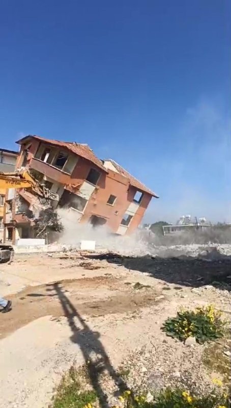 4 katlı bina iş makinesinin darbesiyle yerle bir oldu (Fotoğraflı) Ramazan İlın HATAY (İHA) - Hatay'ın Antakya ilçesinde 4 katlı binanın iş makinesinin darbesiyle kontrollü olarak yıkıldığı anlar kameraya yansıdı. Kahramanmaraş merkezli depremlerde ağır hasar alan Hatay'da mahkeme süreci sona eren binaların yıkım ve enkaz kaldırma çalışmaları aralıksız sürüyor. Antakya ilçesi Esentepe Mahallesi'nde bulunan 4 katlı bina, iş makinesiyle kontrollü olarak yıkıldı. Binanın yıkılma anı ise kameralara yansıdı. 4 katlı binanın yıkımı esnasında herhangi bir olumsuzluk yaşanmadı.