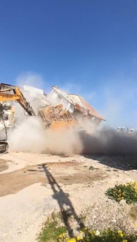 4 katlı bina iş makinesinin darbesiyle yerle bir oldu (Fotoğraflı) Ramazan İlın HATAY (İHA) - Hatay'ın Antakya ilçesinde 4 katlı binanın iş makinesinin darbesiyle kontrollü olarak yıkıldığı anlar kameraya yansıdı. Kahramanmaraş merkezli depremlerde ağır hasar alan Hatay'da mahkeme süreci sona eren binaların yıkım ve enkaz kaldırma çalışmaları aralıksız sürüyor. Antakya ilçesi Esentepe Mahallesi'nde bulunan 4 katlı bina, iş makinesiyle kontrollü olarak yıkıldı. Binanın yıkılma anı ise kameralara yansıdı. 4 katlı binanın yıkımı esnasında herhangi bir olumsuzluk yaşanmadı.