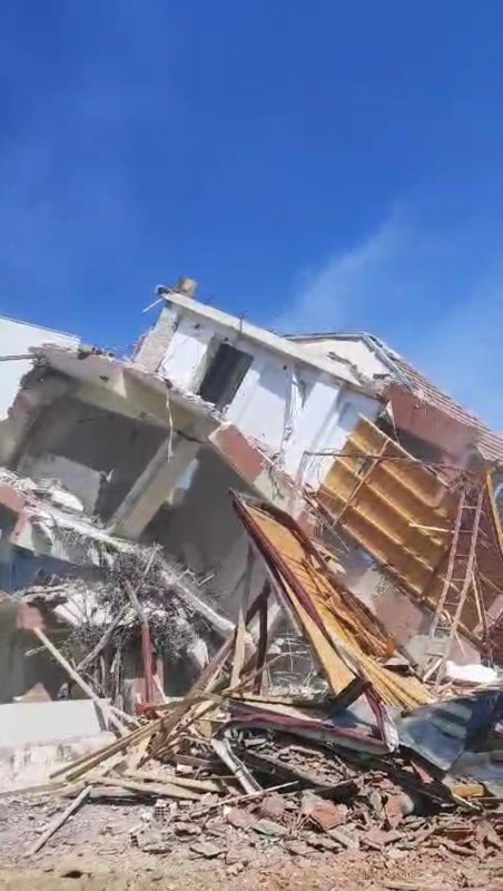 4 katlı bina iş makinesinin darbesiyle yerle bir oldu (Fotoğraflı) Ramazan İlın HATAY (İHA) - Hatay'ın Antakya ilçesinde 4 katlı binanın iş makinesinin darbesiyle kontrollü olarak yıkıldığı anlar kameraya yansıdı. Kahramanmaraş merkezli depremlerde ağır hasar alan Hatay'da mahkeme süreci sona eren binaların yıkım ve enkaz kaldırma çalışmaları aralıksız sürüyor. Antakya ilçesi Esentepe Mahallesi'nde bulunan 4 katlı bina, iş makinesiyle kontrollü olarak yıkıldı. Binanın yıkılma anı ise kameralara yansıdı. 4 katlı binanın yıkımı esnasında herhangi bir olumsuzluk yaşanmadı.