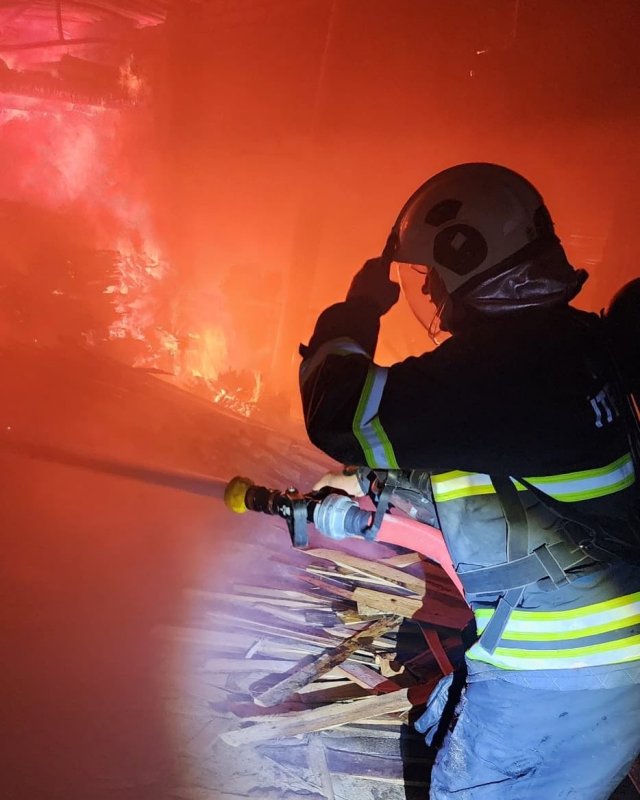Antakya’da kereste imalathanesi alevlere teslim oldu (Fotoğraflı) Ramazan İlın HATAY (İHA) - Hatay’da kereste imalathanesinde çıkan yangın büyümeden söndürüldü. Yangın, Antakya ilçesi Haraparası Mahallesi’nde bulunan kereste imalathanesinde yaşandı. Alevlerin çıktığını fark eden vatandaşlar durumu itfaiye ekiplerine bildirdi. İhbar üzerine bölgeye itfaiye ekipleri sevk edildi. Yangın ekiplerinin hızlı müdahalesiyle büyümeden kısa sürede kontrol altına alındı.
