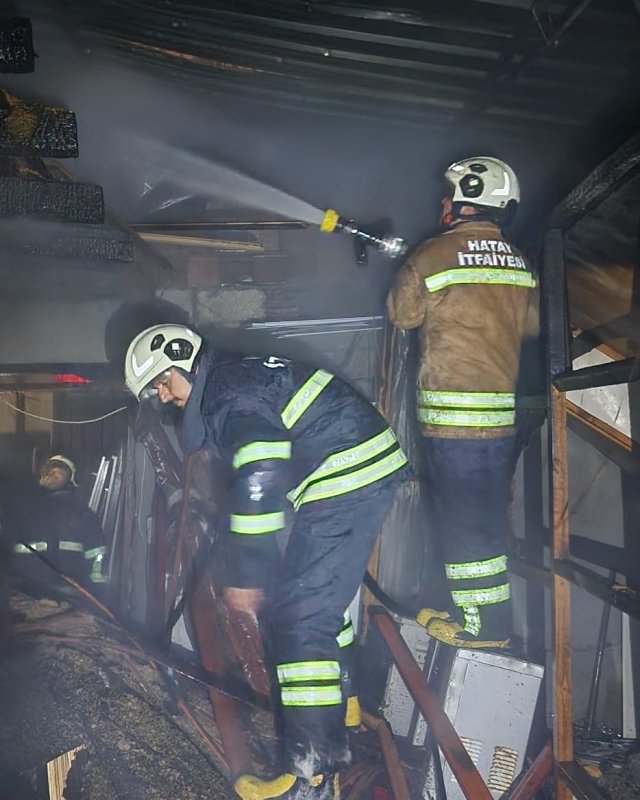 Antakya’da kereste imalathanesi alevlere teslim oldu (Fotoğraflı) Ramazan İlın HATAY (İHA) - Hatay’da kereste imalathanesinde çıkan yangın büyümeden söndürüldü. Yangın, Antakya ilçesi Haraparası Mahallesi’nde bulunan kereste imalathanesinde yaşandı. Alevlerin çıktığını fark eden vatandaşlar durumu itfaiye ekiplerine bildirdi. İhbar üzerine bölgeye itfaiye ekipleri sevk edildi. Yangın ekiplerinin hızlı müdahalesiyle büyümeden kısa sürede kontrol altına alındı.