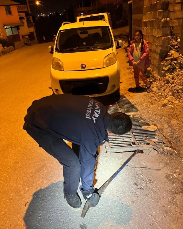 Yağmur suyu mazgalına sıkışan kediyi itfaiye kurtardı (Fotoğraflı) Ogün Aslan HATAY (İHA) - Hatay’da yağmur suyu mazgalına sıkışan kedi itfaiye ekipleri tarafından kurtarıldı. Defne ilçesi Dursunlu Mahallesi’nde yağmur suyu mazgalına sıkışan kediyi fark eden vatandaşlar durumu itfaiye ekiplerine bildirdi. Mahsur kalan kedi, ekiplerin titiz çalışmasıyla sağlıklı bir şekilde kurtarıldı. Sağlık kontrolü yapılan kedi, sahibine teslim edildi.