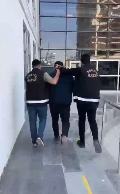 Hatay'da hapis cezasıyla aranan 2 kişi tutuklandı (Fotoğraflı) Necati İvgin HATAY (İHA) - Hatay'ın Antakya ve Dörtyol ilçelerinde aranan şahıslara yönelik çalışmada çeşitli suçları nedeniyle kesinleşmiş hapis cezası ile aranan 2 kişi yakalanarak tutuklandı. Hatay Emniyet Müdürlüğü ekiplerince aranan şahısların yakalanmasına yönelik Antakya ve Dörtyol ilçelerinde yapılan çalışmada; İşledikleri uyuşturucu ticareti hırsızlık, mala zarar verme, kasten yaralama, silahlı yağma, şiddet, tehdit suçları nedeniyle haklarında adli makamlarca verilen kesinleşmiş hapis cezaları nedeniyle aranmakta olan S.A. ve S.G. adlı 2 kişi yakalanarak gözaltına alındı. Emniyetteki işlemlerinin ardından adli makamlara sevk edilen şahıslar tutuklanarak cezaevine gönderildi.
