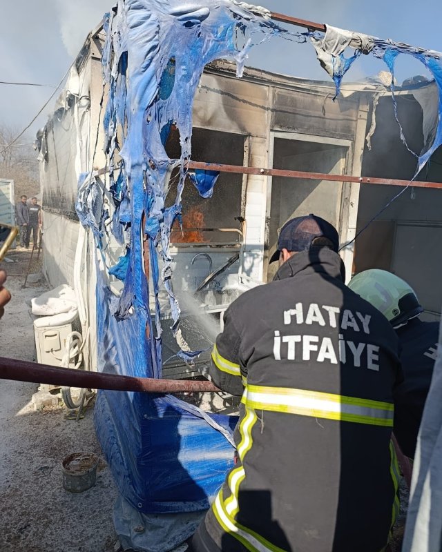 Depremzede ailenin yaşadığı konteynerde yangın