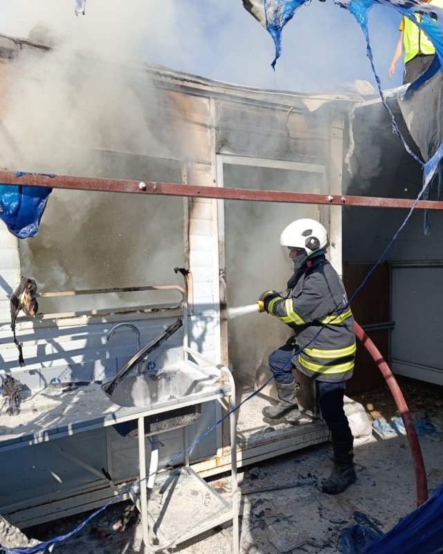 Depremzede ailenin yaşadığı konteynerde yangın